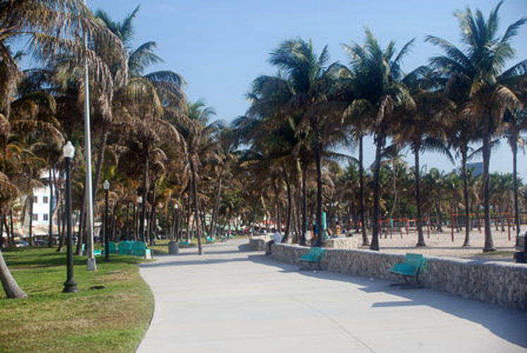 Sur le boardwalk le long de la plage à Miami