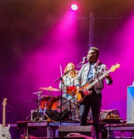 Enchainer les chansons de Yodelice, Metronomy et Placebo au festival Big