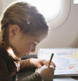 10 activités à faire avec un enfant en avion