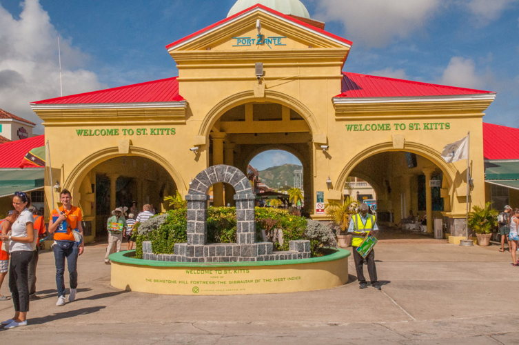 Arrivée au port de Basseterre, Saint-Kitts, lors d'une escale croisière