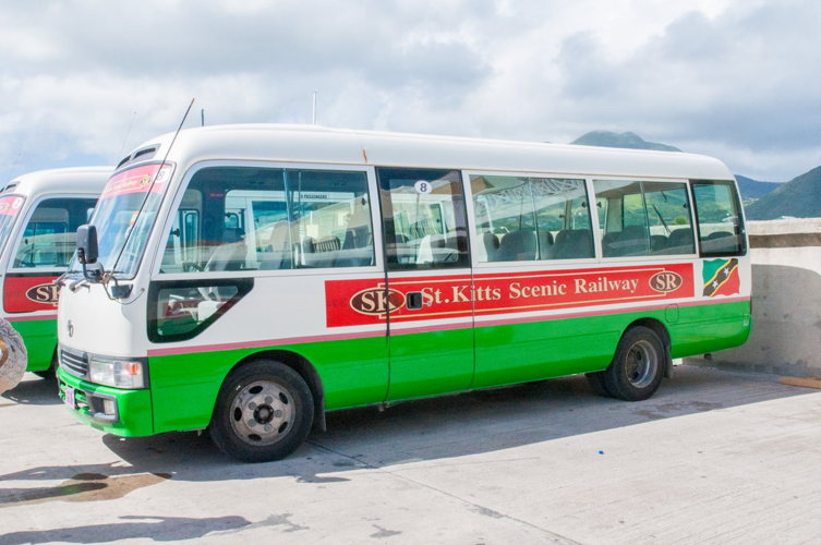 Gare des bus colorée de Basseterre, départ des excursions à Saint-Kitts