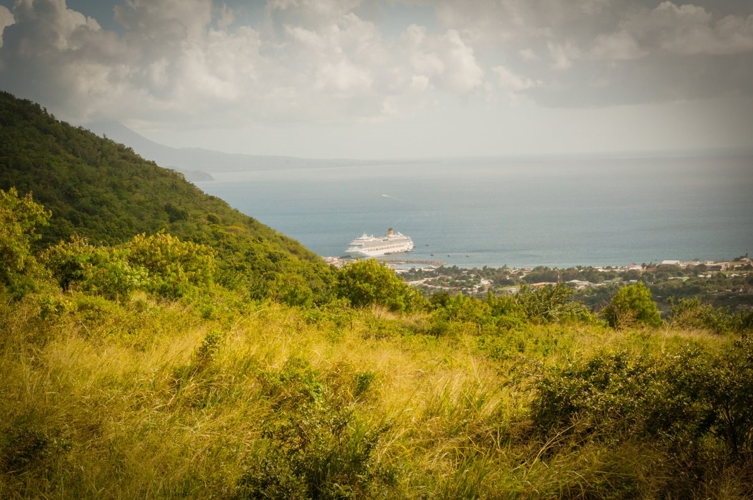Le Costa Favolosa ancré sous les montagnes de Saint-Kitts, vue depuis Souffa Stone