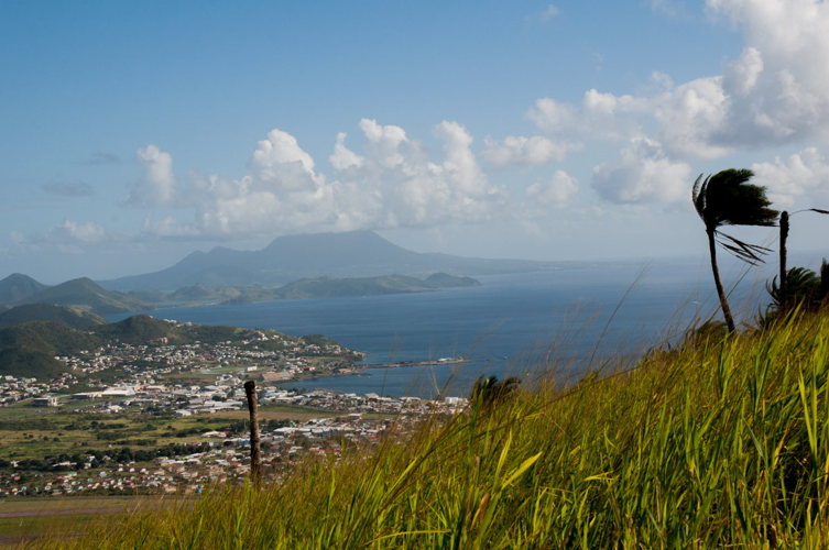 Vue panoramique sur les îlots autour de Saint-Kitts depuis les hauteurs