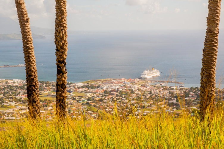 Le Costa Favolosa au mouillage à Saint-Kitts, excursion croisière Caraïbes