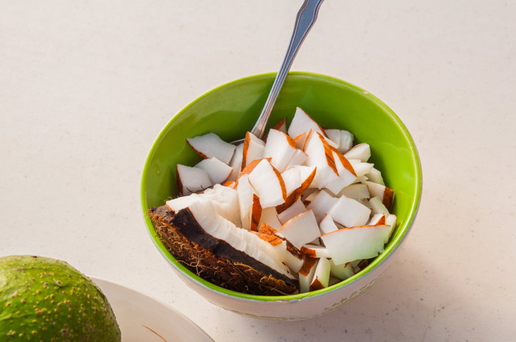 Noix de coco fraîche servie lors du goûter chez Barbara, Saint-Kitts