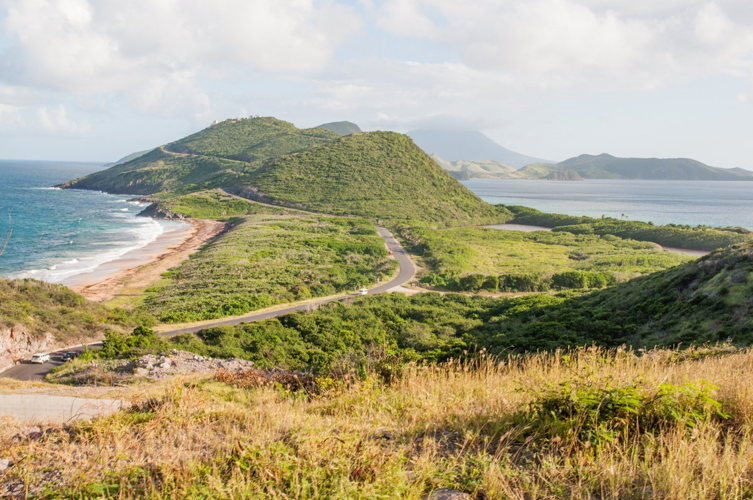 Vue sur la côte atlantique de Saint-Kitts, mer légèrement agitée
