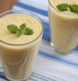 Boire un lassi à la banade en Inde