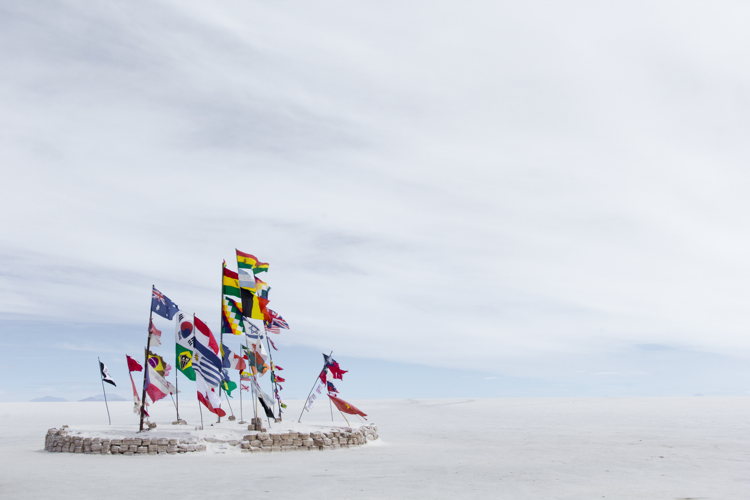 drapeaux - salar d uyuni - Bolivie