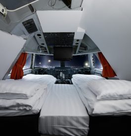 Dormir dans un avion dans le cockpit