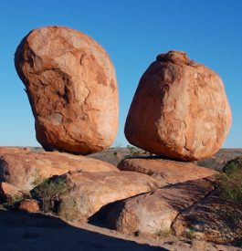Les deux gros rochers de Devil's Marble