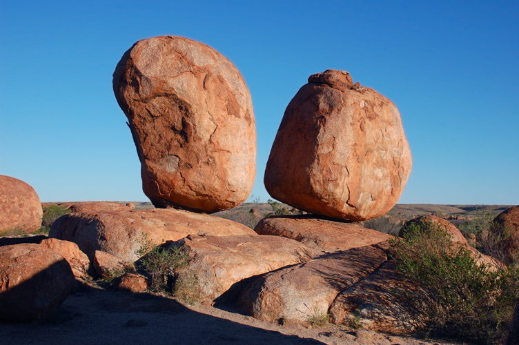 Les deux gros rochers de Devil's Marbles
