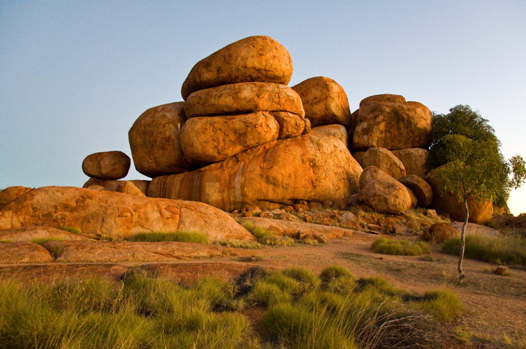 Des gros rochers de granit arrondis