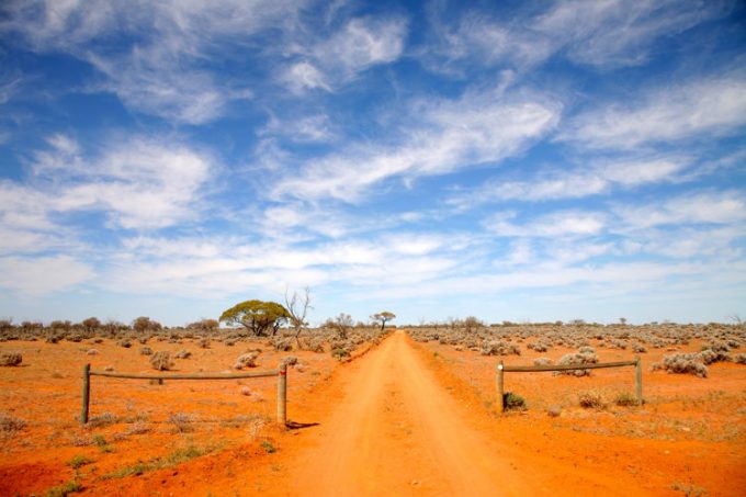 Sur les routes en Australie et les chemins poussiéreux