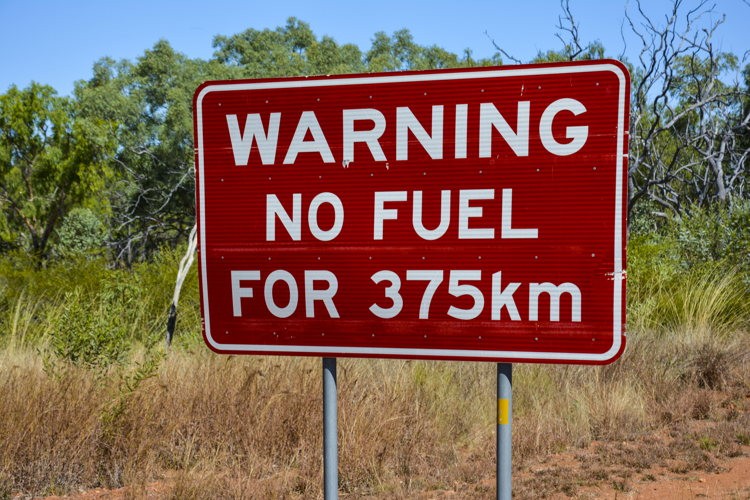 Des panneaux d'apocalypse sur la route vers Alice Springs