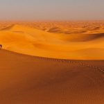 S'approcher du désert des dunes de sable à Dubaï