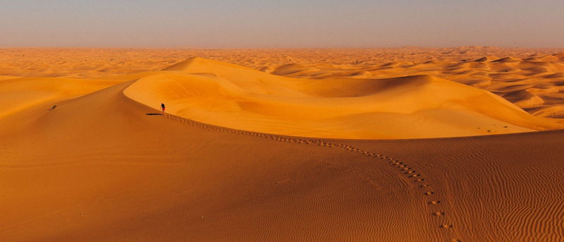 Un paysage grandiose de sable à l'horizon