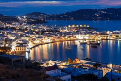 Version de nuit, la baie de Mykonos