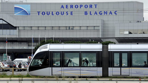 A 15 kms de chez moi, il y a... l'aéroport de Toulouse Blagnac. 
