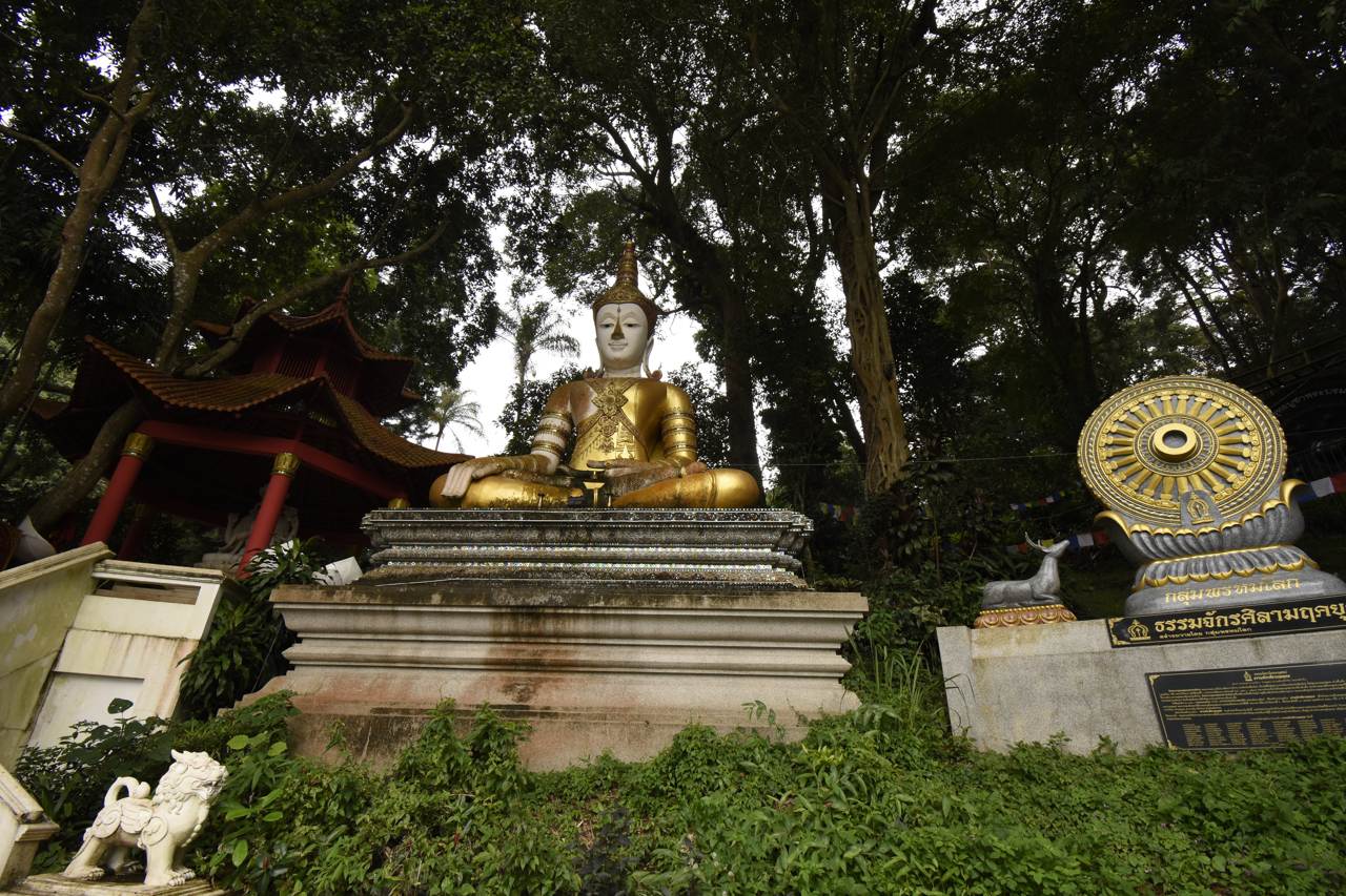 Le Buddha du temple à côté de Chiang Mai