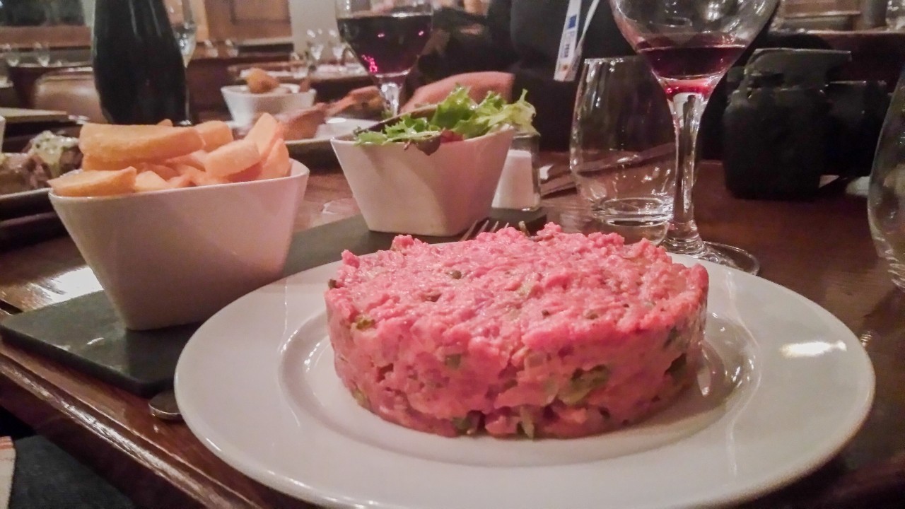 Un steak tartare avec des câpres à l'A.O.C à Paris