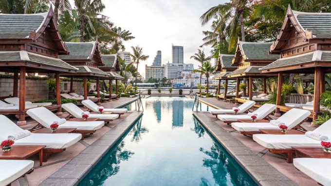 La piscine du Péninsula à Bangkok