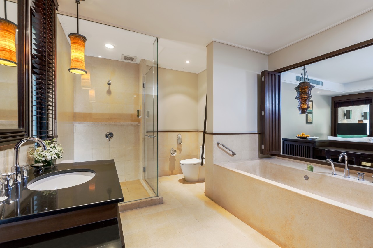 salle de bain Mövenpick Resort & Spa Karon Beach Phuket