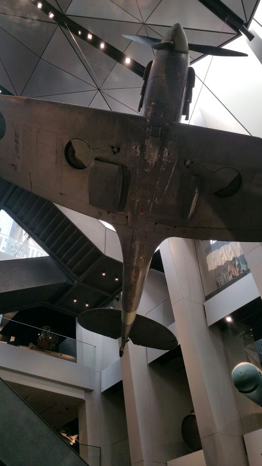 Avions suspendus dans l'atrium de l'Imperial War Museum de Londres