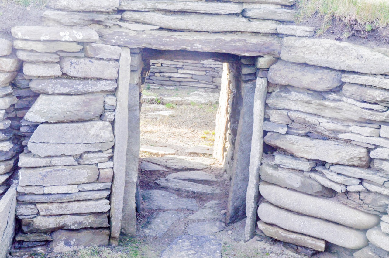 Entrée d'une ancienne habitation viking à Papa Westray, Orcades, Écosse