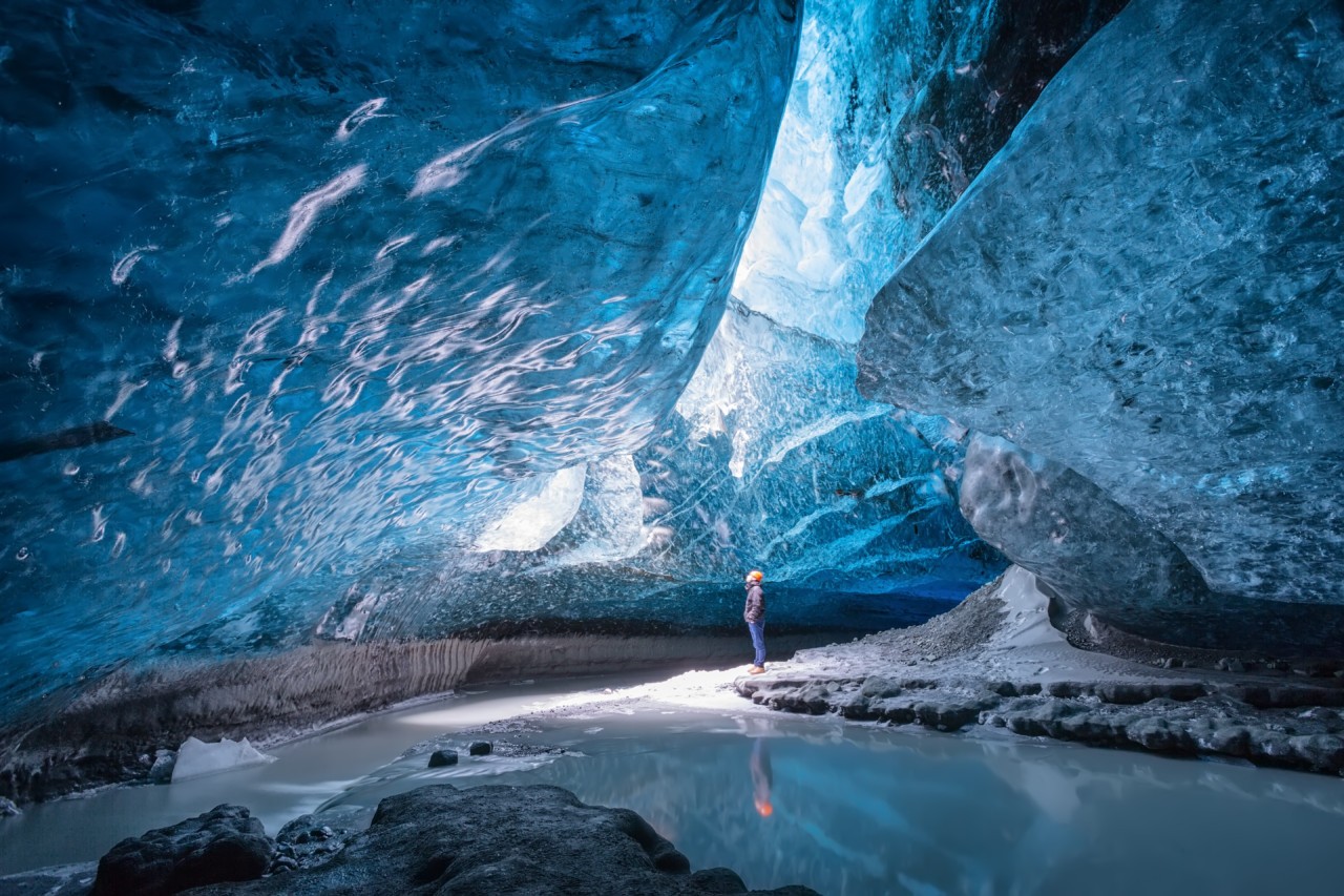 Dans une cave de glace au glacier Vatnajokull en Islande.