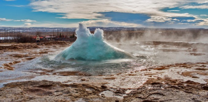 Au moment de l'éruption d'un geyser à Stokkur en Islande