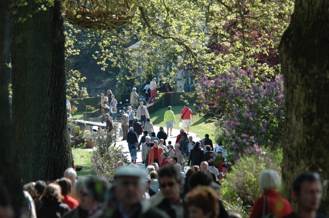 La foule à la fête des plantes aux jardins d’Aywiers, en Belgique