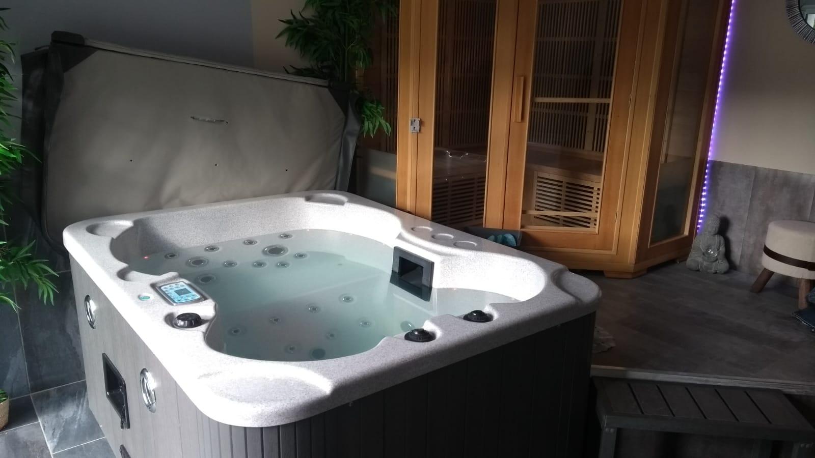 Le bain à remous et le sauna dans l'espace bien-être du gite 5 étoiles en Aveyron