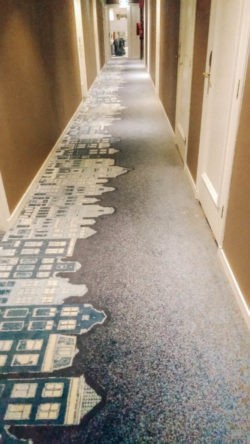 Le couloir qui mène aux suites. Sobre, élégant, inattendu.