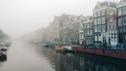 Le grand canal d'Amsterdam, à deux pas de l'hôtel. Le genre de vue qui justifie le voyage.