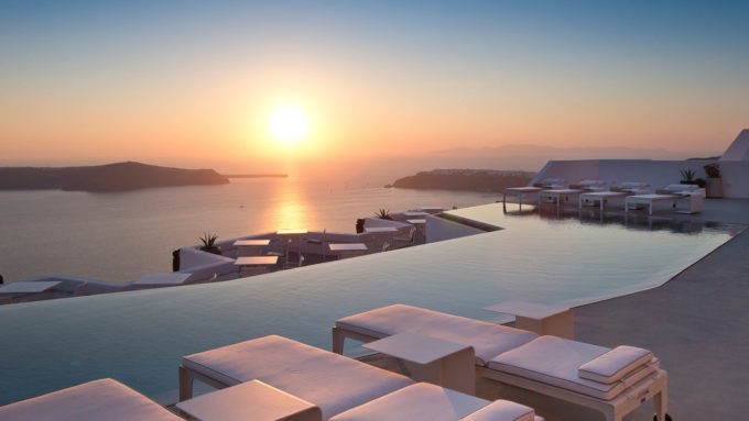 Coucher de soleil sur la Caldéira dans les îles grecques
