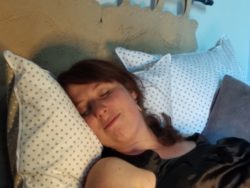 Dormir avec des oreillers de la Compagnie du Blanc