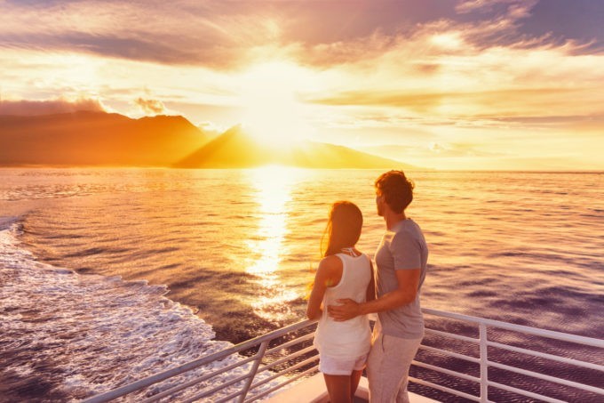 Un couple à bord de notre catamaran au coucher de soleil