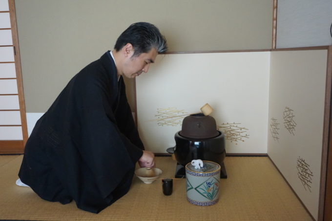 Une gestuelle spéciale est imposée par le code de la cérémonie du thé