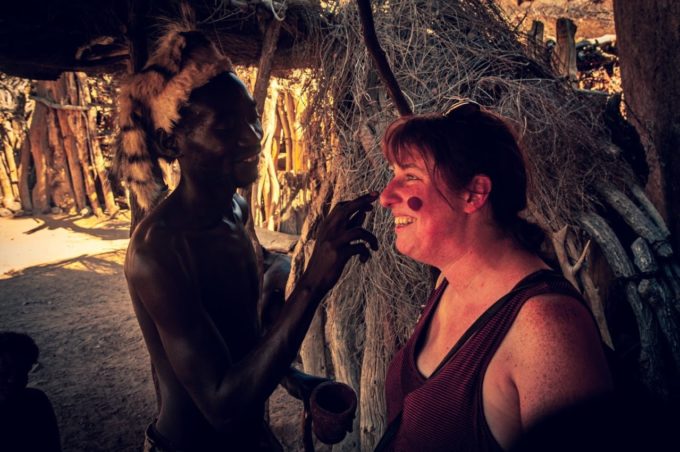 Séance make-up en Namibie au Living Museum