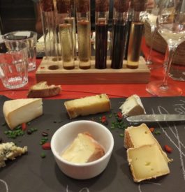 Assiette fromages et vins