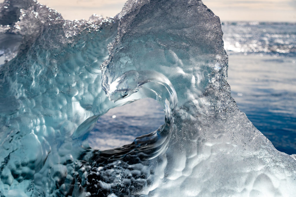 Le glacier fond et des icebergs se créent