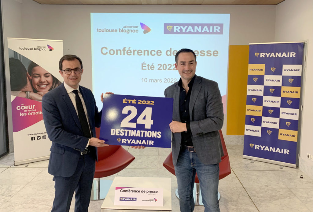 De g. à dr., Philippe Crébassa, Président du Directoire d’Aéroport Toulouse-Blagnac, et Jason McGuinness, Directeur Commercial de Ryanair. DP : ATB