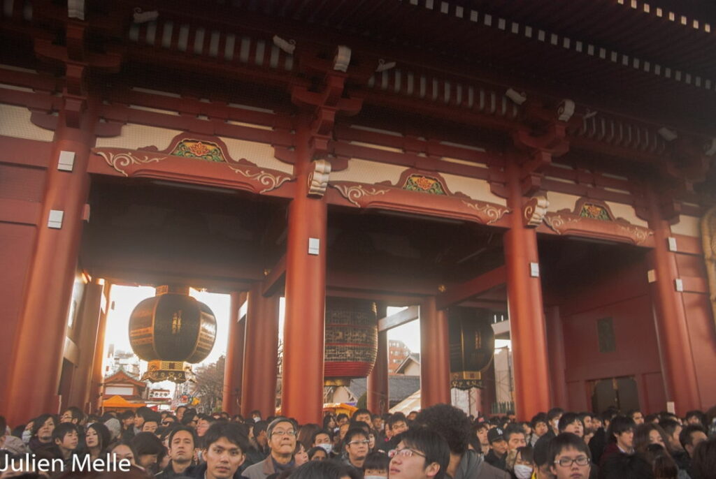 Une foule chaque début d'année à l'entrée de ce temple à Tokyo