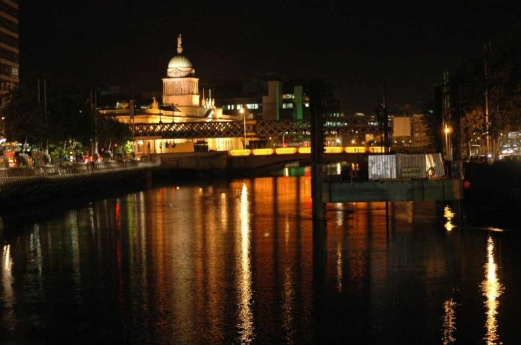 Vue sur le parlement de nuit à Dublin