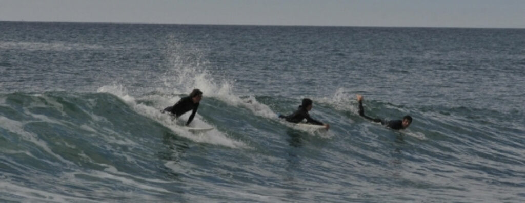 trio de surfers