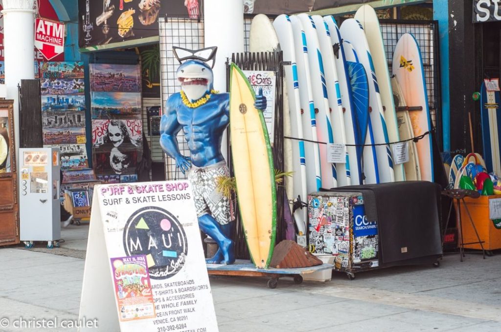 Les boutiques de surf ont pignon sur rue à Venice Beach usa