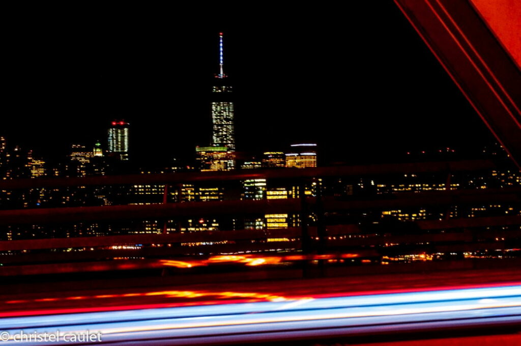 Balade nocturne pour admirer la skyline de New-York - entre les véhicules et les buildings