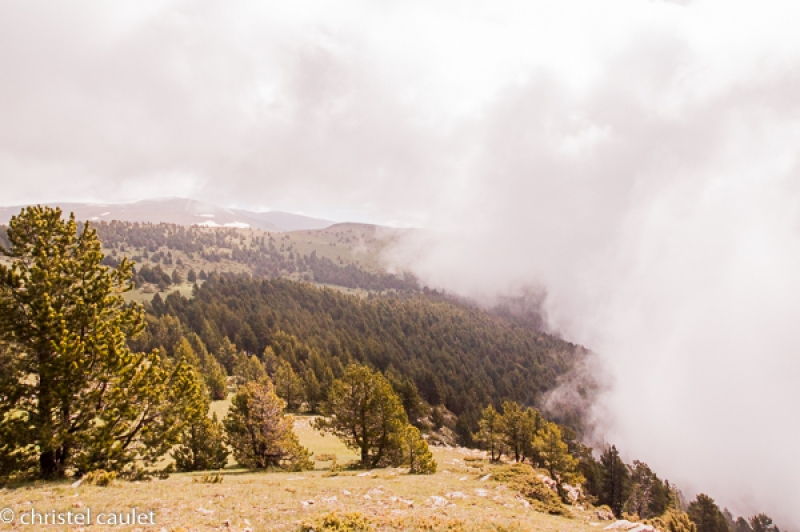 Des paysages magnifiques depuis les sommets enneigés pyrénéens en Andorre