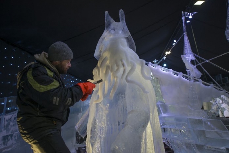 Artiste à l’œuvre sur les Sculptures de glace à Liège Anvers