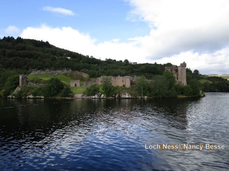Sur les rives du Loch Ness Ecosse, château et ruines en Écosse